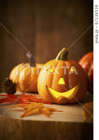 切り株の上のハロウィンイメージ 67136536