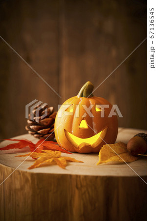 切り株の上のハロウィンイメージ 切り株の上のハロウィンイメージ 67136545