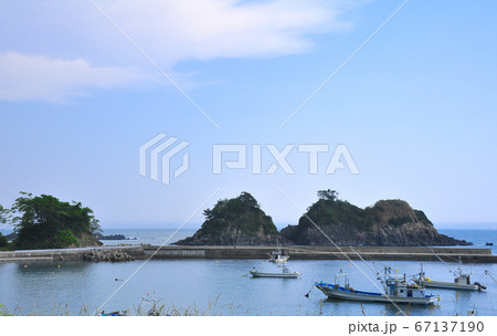 三陸復興国立公園　みちのく潮風トレイル　南三陸町北上町十三浜相川漁港の岩礁 67137190