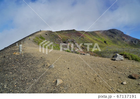 岩手山頂の稜線 岩手山頂の稜線 67137191