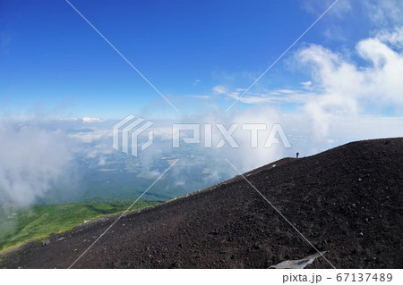 岩手山頂稜線を歩く登山者 67137489