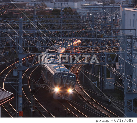夜明前の通勤電車 夜明前の通勤電車 67137688