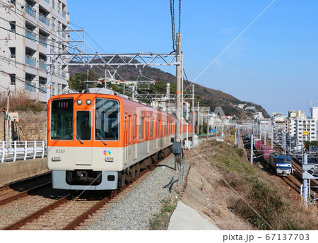 山陽電鉄 滝の茶屋駅付近を走る阪神電車8000系特急 山陽電鉄 滝の茶屋駅付近を走る阪神電車8000系特急 67137703