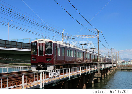 阪急神戸線 神崎川を渡る1000系電車 阪急神戸線 神崎川を渡る1000系電車 67137709