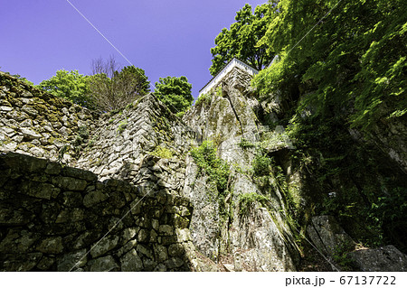備中松山城　岩盤と石垣　岡山県高梁市 67137722