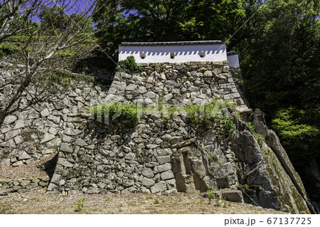 備中松山城　岩盤と石垣　岡山県高梁市 67137725