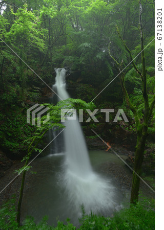 梅雨の季節で水量豊かな柱戸不動滝 群馬県みどり市東町座間の柱戸川の不動滝 梅雨の季節で水量豊かな柱戸不動滝 群馬県みどり市東町座間の柱戸川の不動滝 67138201