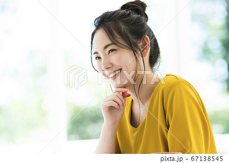 若い女性　ミーティング　横顔 67138545