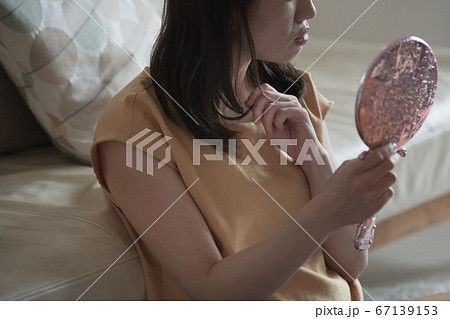鏡を見てをくせ毛・枝毛・ヘアスタイル・ダメージヘアを気にする30代の日本人女性イメージ 67139153