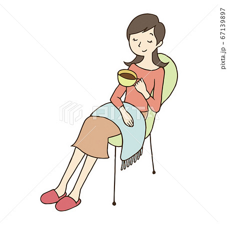 座って寛ぐ女の人　ベクター版 67139897