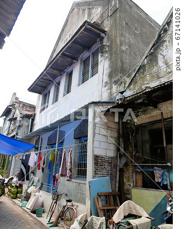 戦前の古い建物が立ち並ぶスラバヤ市の下町　（インドネシア・ジャワ島） 67141026