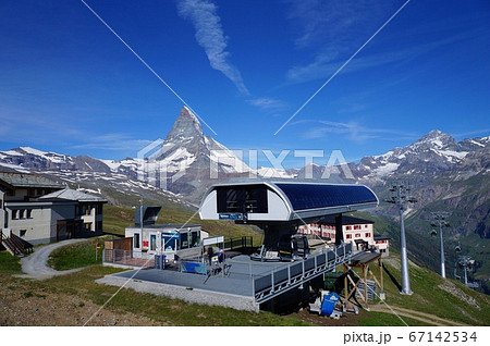 リッフェルベルクのゴンドラ乗り場とマッターホルン 67142534