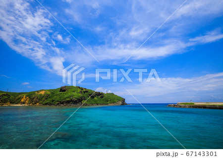 《沖縄県 与那国島》 八重山諸島 与那国島 久部良漁港から西崎灯台方面の風景 67143301