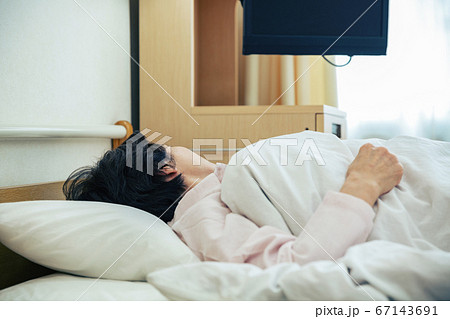 入院先のベッドに横たわる女性［病院］ 67143691