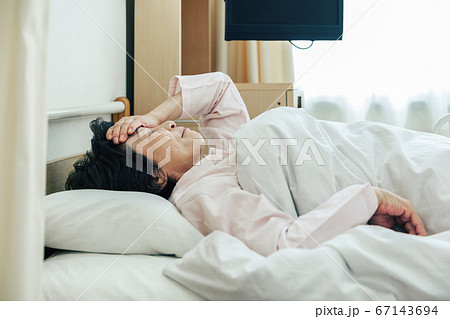 入院先のベッドに横たわる女性［病院］ 67143694