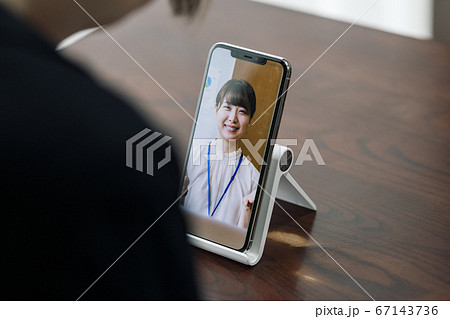 スマホでWEB面接イメージ スマホでWEB面接イメージ 67143736