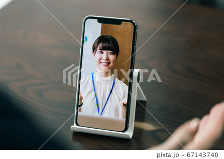 スマホでWEB面接イメージ 67143740