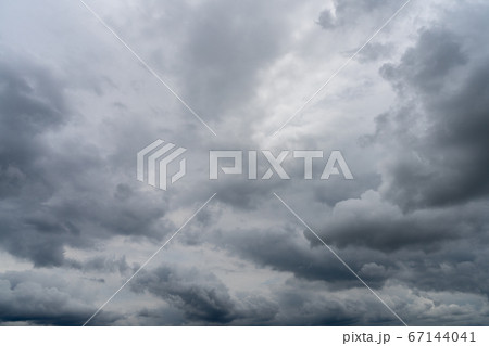 大雨の雲と暗い空 背景素材の写真素材
