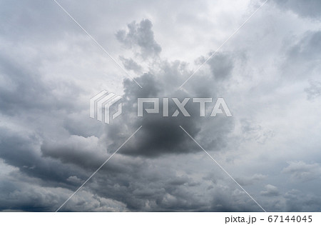 大雨の雲と暗い空_背景素材 大雨の雲と暗い空_背景素材 67144045