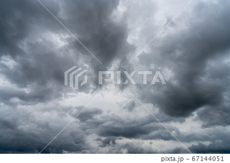 大雨の雲と暗い空_背景素材 大雨の雲と暗い空_背景素材 67144051