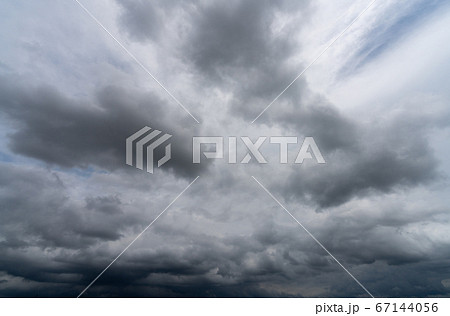 大雨の雲と暗い空 背景素材の写真素材