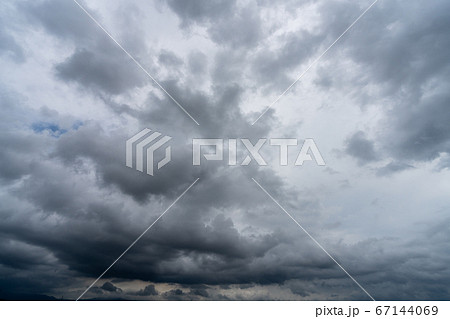 大雨の雲と暗い空_背景素材 大雨の雲と暗い空_背景素材 67144069