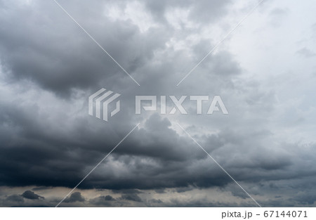 大雨の雲と暗い空_背景素材 大雨の雲と暗い空_背景素材 67144071