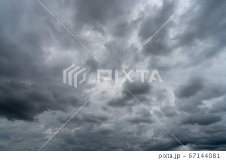 大雨の雲と暗い空 背景素材の写真素材