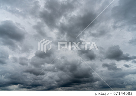 大雨の雲と暗い空_背景素材 67144082