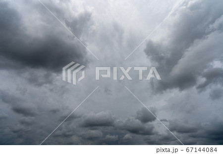 大雨の雲と暗い空_背景素材 大雨の雲と暗い空_背景素材 67144084