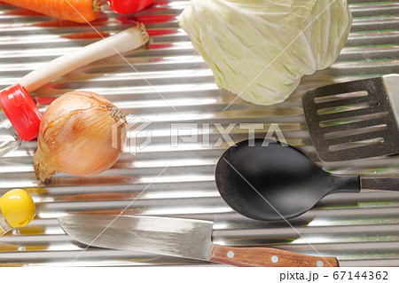 ステンレス背景の調理用品と野菜 ステンレス背景の調理用品と野菜 67144362