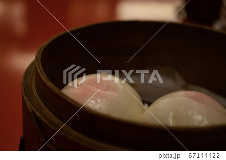 中華セイロに盛られた桃まんじゅうのクローズアップ 67144422