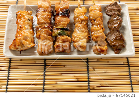 焼き鳥(たれ焼き)盛り合わせ。背景、すだれ。 焼き鳥(たれ焼き)盛り合わせ。背景、すだれ。 67145021