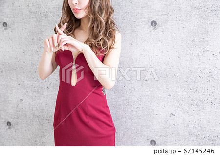 きれいな女性がドレスを着てバツしている dress woman 美女 きれいな女性がドレスを着てバツしている dress woman 美女 67145246