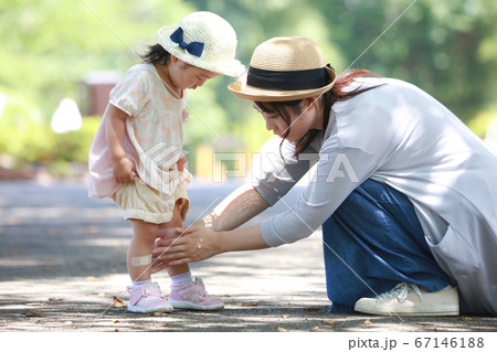 絆創膏を貼る女の子 絆創膏を貼る女の子 67146188