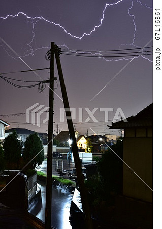 豪雨の夜、住宅街、落雷、稲妻 豪雨の夜、住宅街、落雷、稲妻 67146364