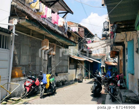 インドネシア・スラバヤ市　下町の風景 67146906