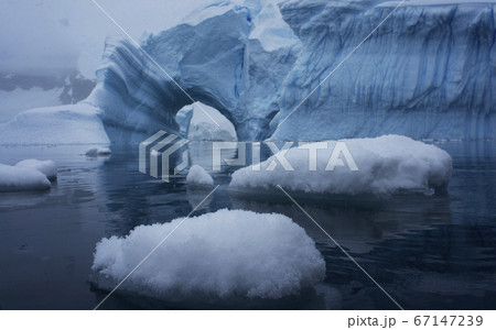 南極の氷山 67147239