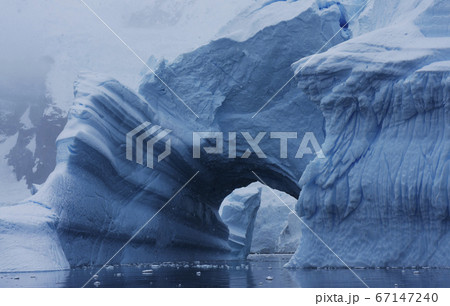 南極の氷山 67147240
