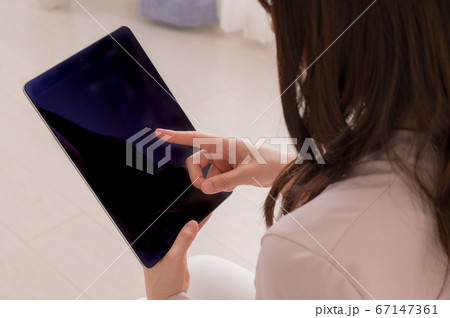 タブレットを使う若い女性（パーツ） 67147361