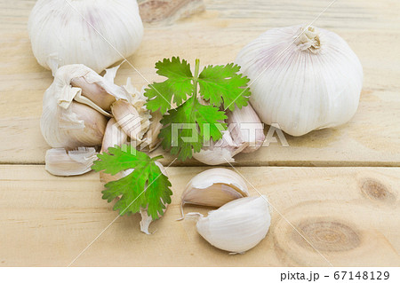 Raw garlic on wood table background 67148129