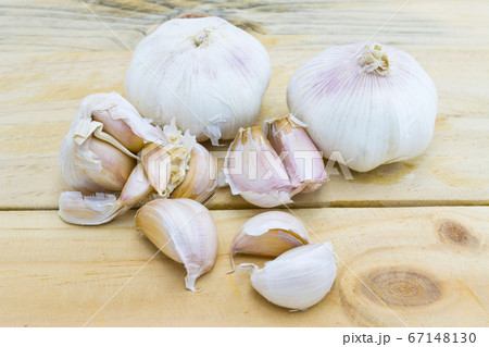 Raw garlic on wood table background 67148130