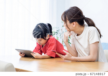 タブレットで動画を楽しむ親子。 67148917