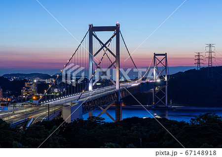 マジックアワーの関門橋 67148918