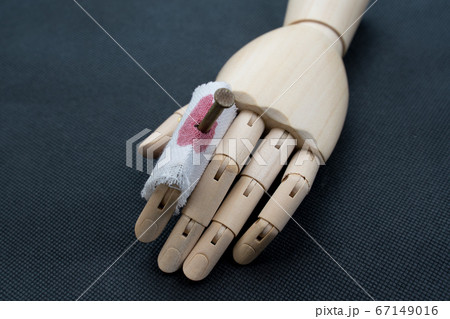 傷ついた手　 67149016