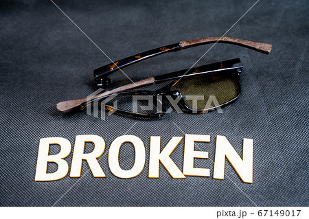 壊れた眼鏡 BROKEN 67149017