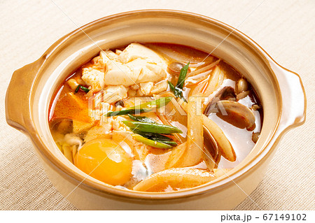 小鍋に入れられた豆腐チゲ。 小鍋に入れられた豆腐チゲ。 67149102