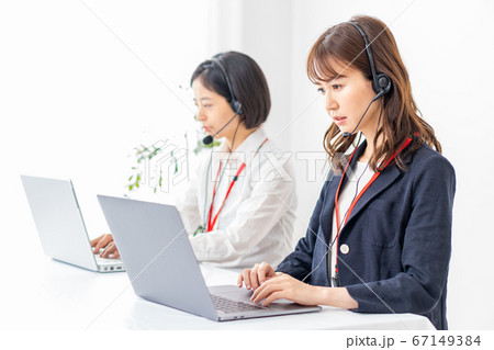 接客するコールセンターの女性 67149384