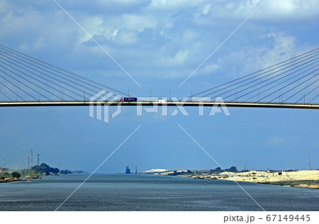 スエズ運河のかかるムバーラク平和大橋 67149445
