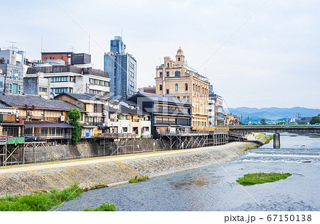 京都　鴨川と四条大橋 67150138